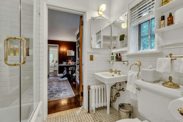 259 Lakeview Avenue W, Brightwaters, NY 11718