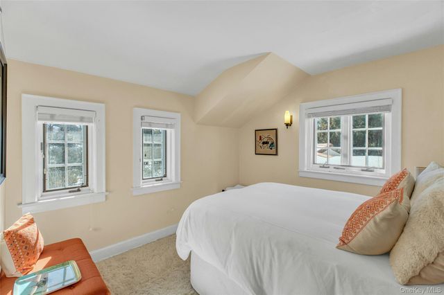 259 Lakeview Avenue W, Brightwaters, NY 11718