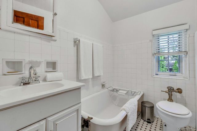 259 Lakeview Avenue W, Brightwaters, NY 11718