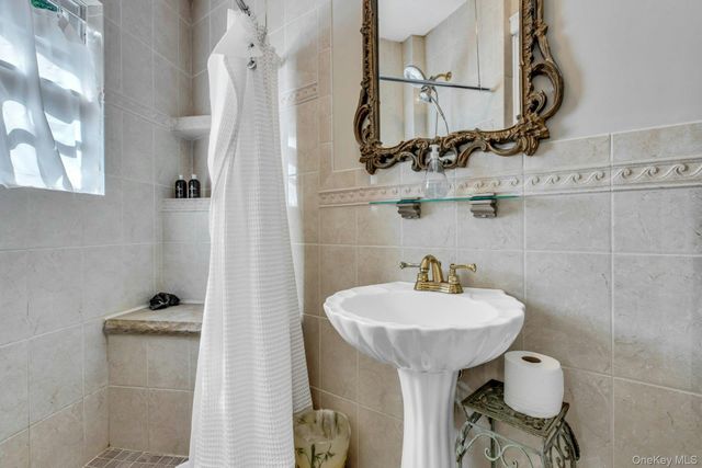 259 Lakeview Avenue W, Brightwaters, NY 11718