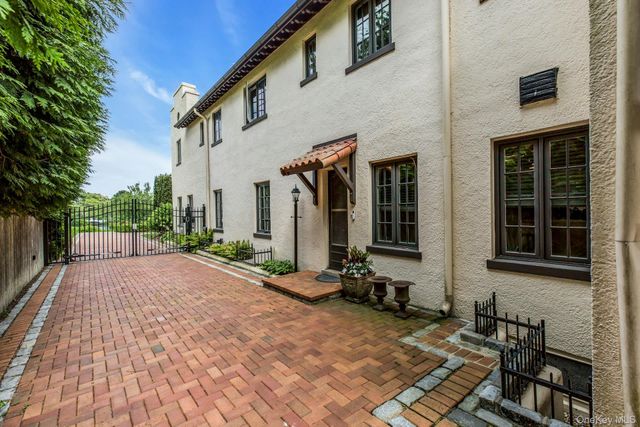 259 Lakeview Avenue W, Brightwaters, NY 11718