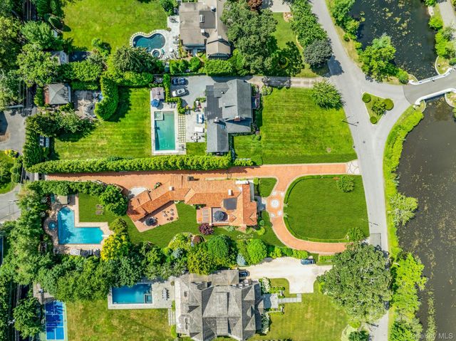 259 Lakeview Avenue W, Brightwaters, NY 11718