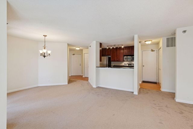 6040 Chasewood Parkway 101, Hopkins, MN 55343