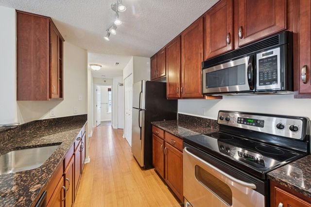 6040 Chasewood Parkway 101, Hopkins, MN 55343