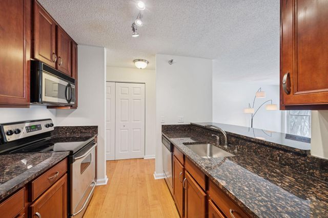 6040 Chasewood Parkway 101, Hopkins, MN 55343