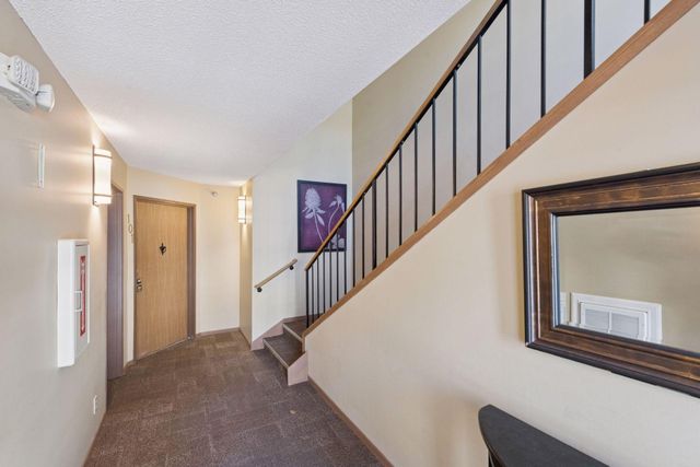 6040 Chasewood Parkway 101, Hopkins, MN 55343