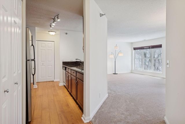 6040 Chasewood Parkway 101, Hopkins, MN 55343