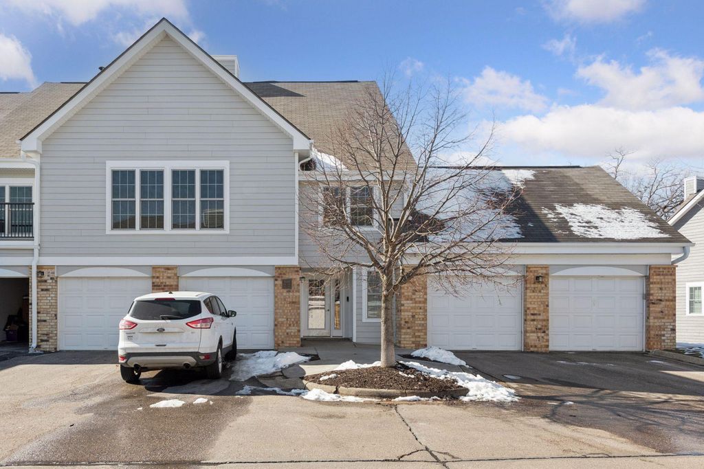 6040 Chasewood Parkway 101, Hopkins, MN 55343