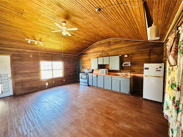 241 S Avenue B, Cross Plains, TX 76443