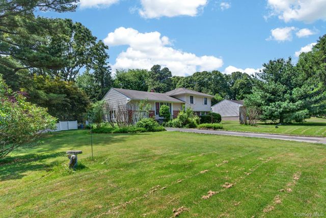 14 Mark Drive, Smithtown, NY 11787
