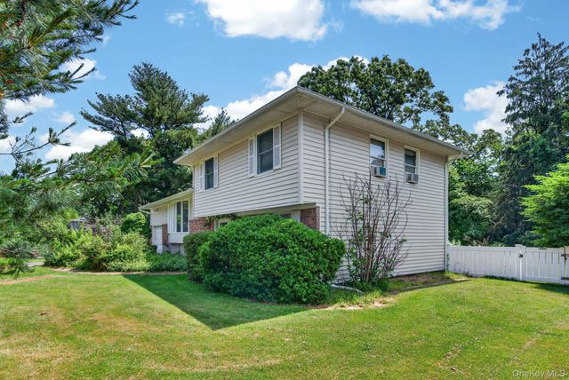 14 Mark Drive, Smithtown, NY 11787