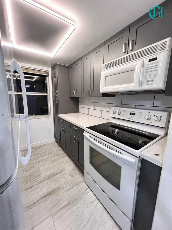 102 SE 10th St 101, Deerfield Beach, FL 33441