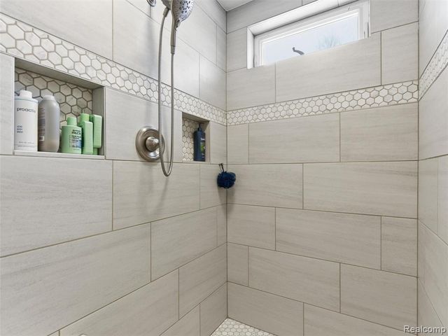 3973 Silver Valley Drive, Lake Orion, MI 48359