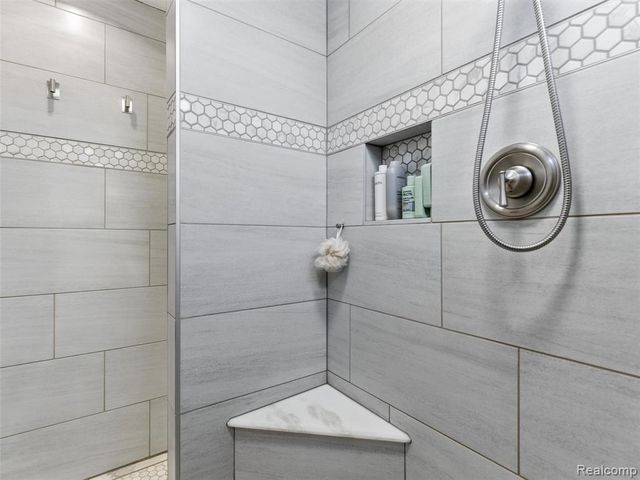 3973 Silver Valley Drive, Lake Orion, MI 48359