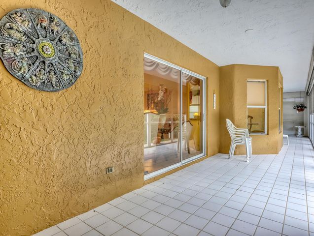 712 Golf Court, Delray Beach, FL 33445