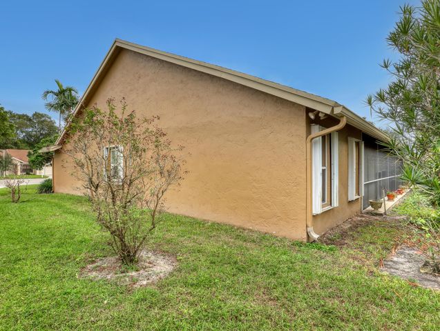 712 Golf Court, Delray Beach, FL 33445