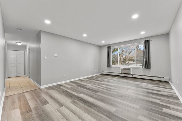 1500 Robin Circle 203, Hoffman Estates, IL 60169