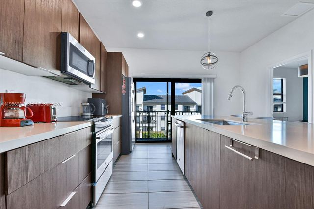 7865 NW 104th Ave 32, Doral, FL 33178