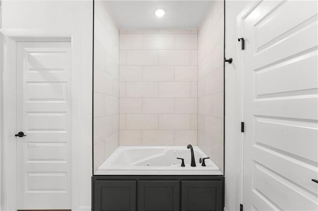 6910 SW Orange Avenue, Bentonville, AR 72713