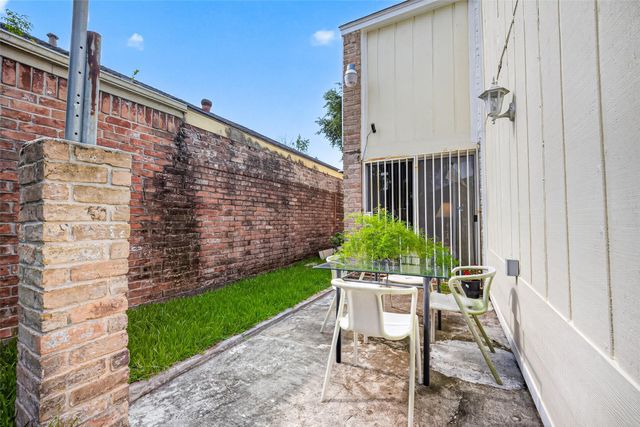 11562 Bellspring Drive, Houston, TX 77072