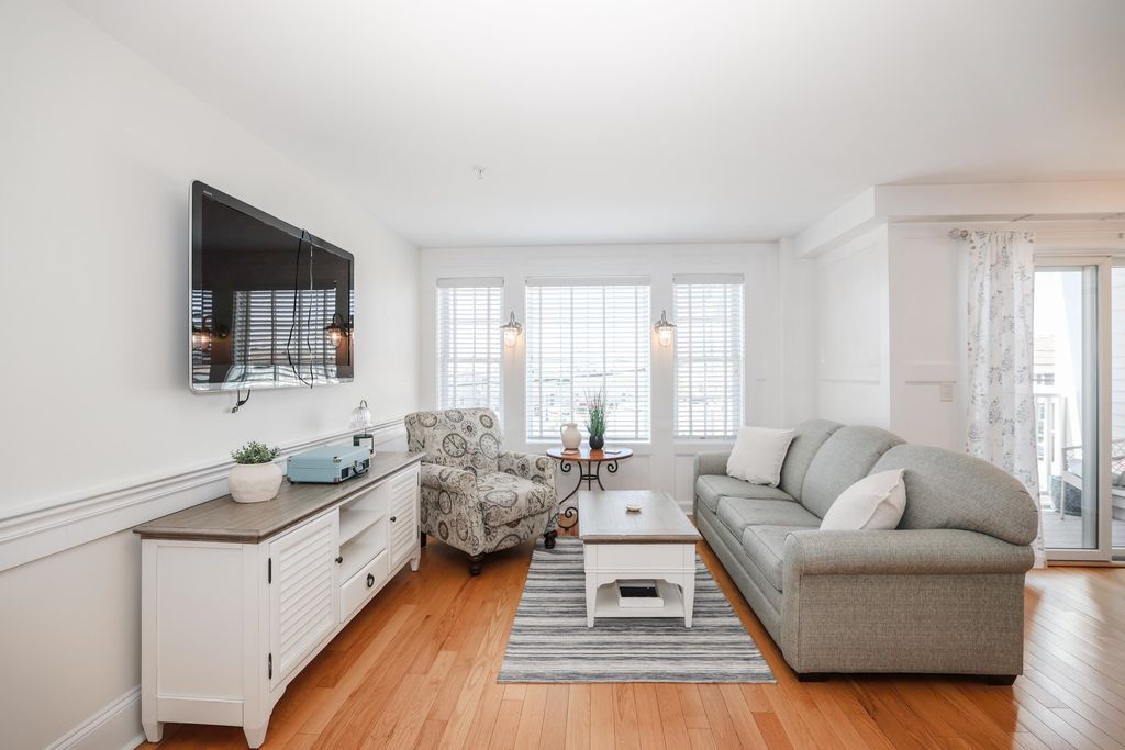 Image 11 of property listing at 580 Winnacunnet Rd Unit 105, Hampton, NH 03842