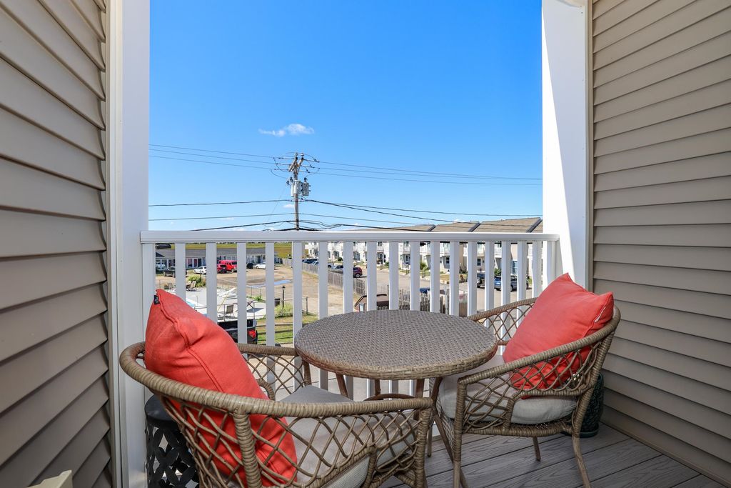 Image 21 of property listing at 580 Winnacunnet Rd Unit 105, Hampton, NH 03842
