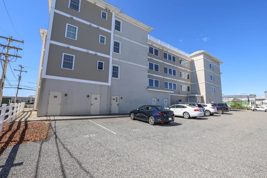 Image 26 of property listing at 580 Winnacunnet Rd Unit 105, Hampton, NH 03842