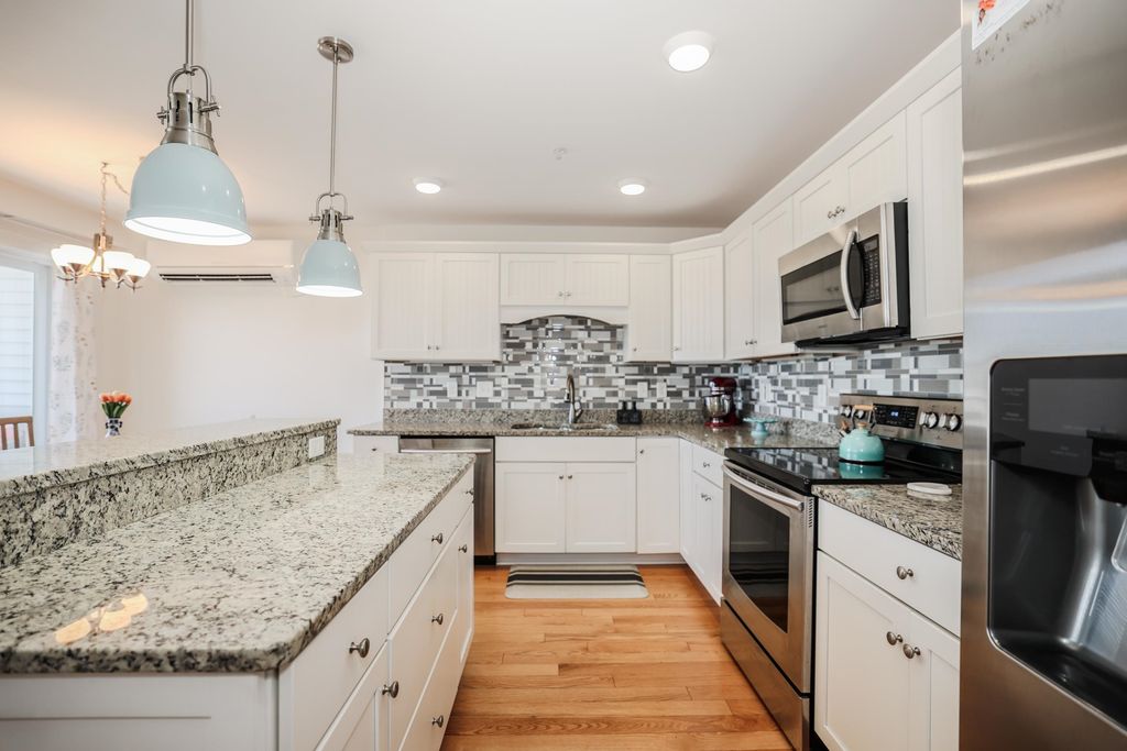 Image 5 of property listing at 580 Winnacunnet Rd Unit 105, Hampton, NH 03842