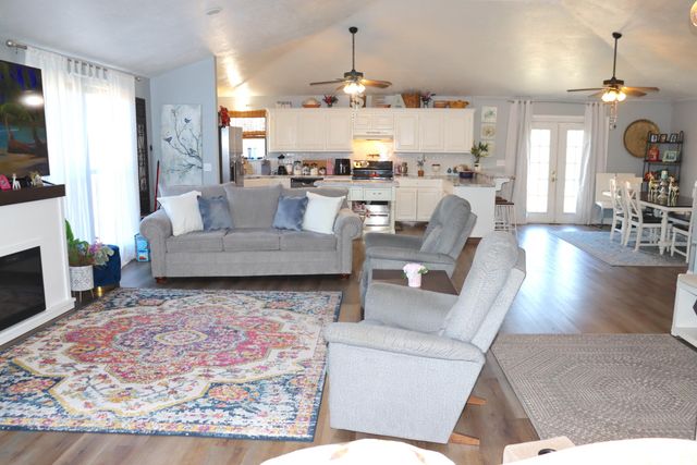 233 Castle Gate Drive, Seymour, MO 65746