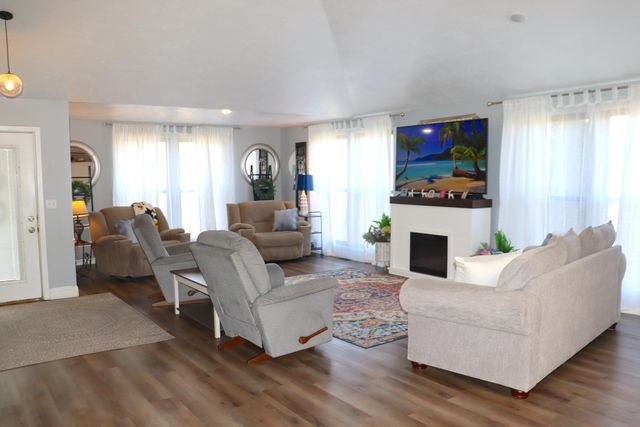 233 Castle Gate Drive, Seymour, MO 65746