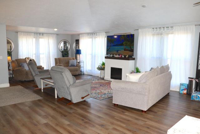 233 Castle Gate Drive, Seymour, MO 65746