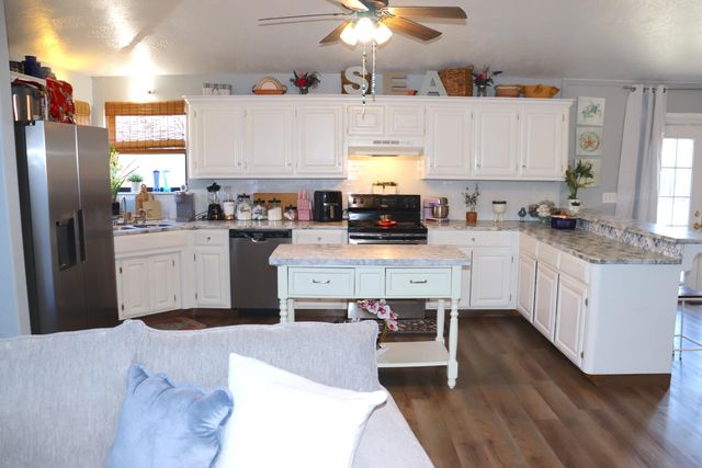 233 Castle Gate Drive, Seymour, MO 65746