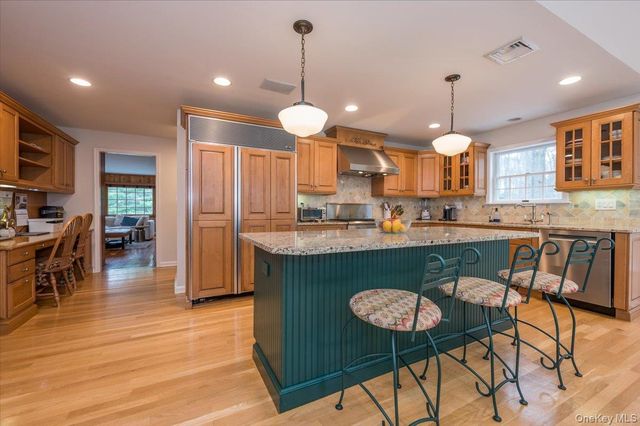 4 Springwood Path, Syosset, NY 11791