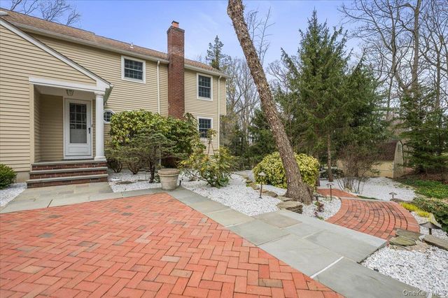 4 Springwood Path, Syosset, NY 11791