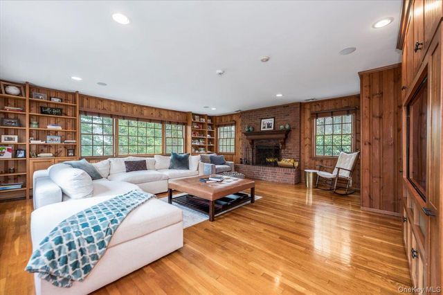 4 Springwood Path, Syosset, NY 11791