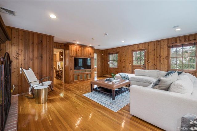 4 Springwood Path, Syosset, NY 11791