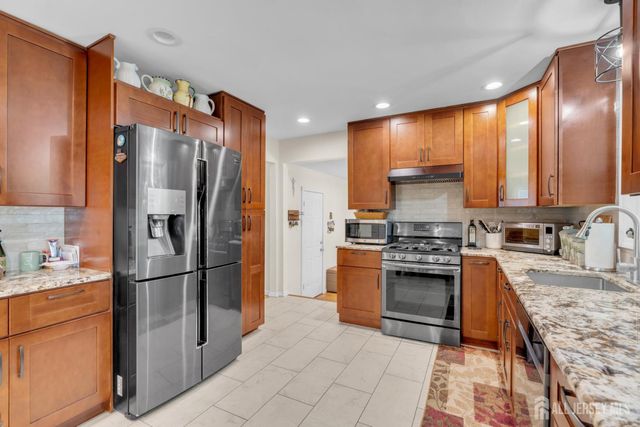 6 Mount Court, East Brunswick, NJ 08816
