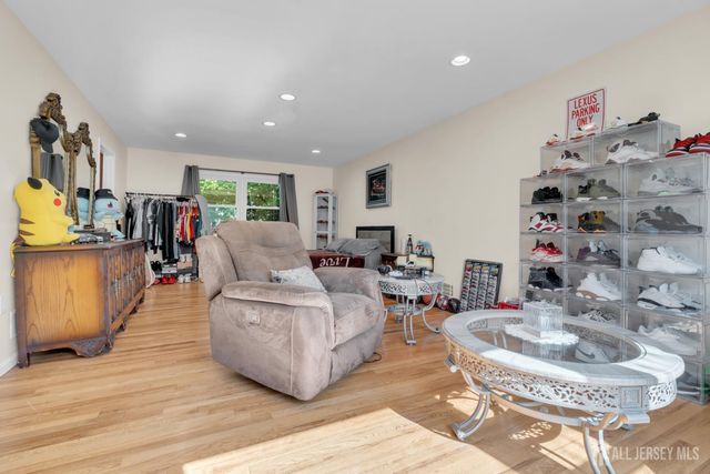 6 Mount Court, East Brunswick, NJ 08816