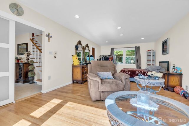 6 Mount Court, East Brunswick, NJ 08816