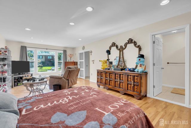 6 Mount Court, East Brunswick, NJ 08816