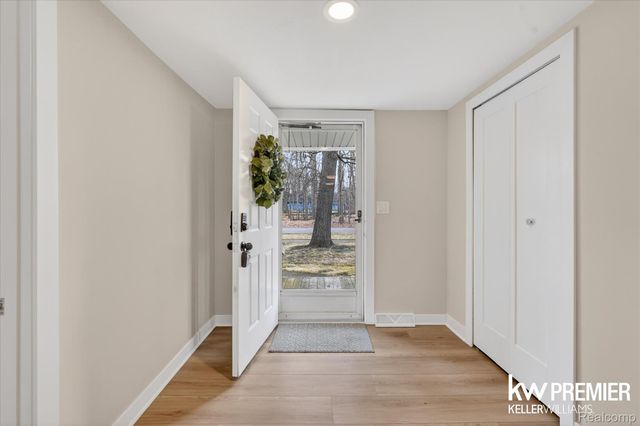 5658 Crescent Road, Waterford Charter Township, MI 48327