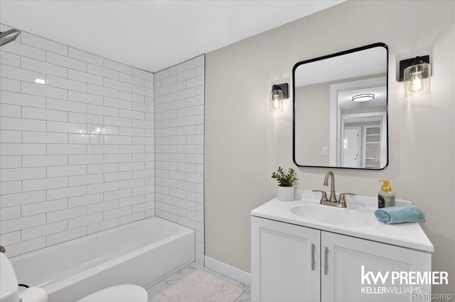 5658 Crescent Road, Waterford Charter Township, MI 48327