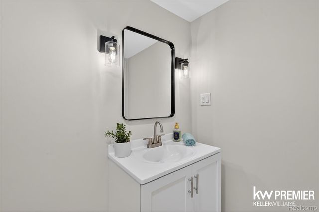 5658 Crescent Road, Waterford Charter Township, MI 48327