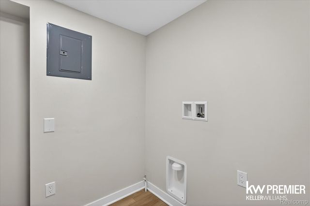 5658 Crescent Road, Waterford Charter Township, MI 48327