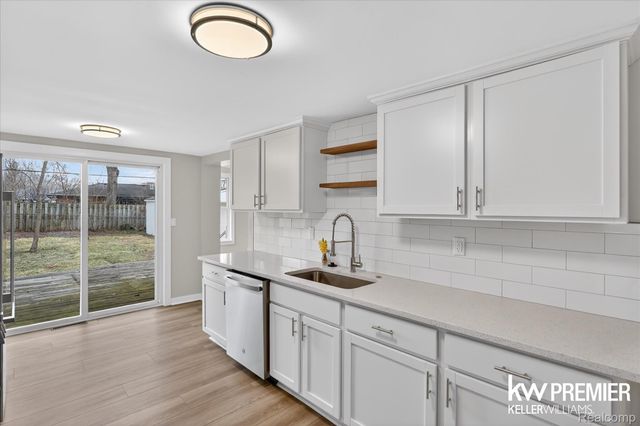 5658 Crescent Road, Waterford Charter Township, MI 48327