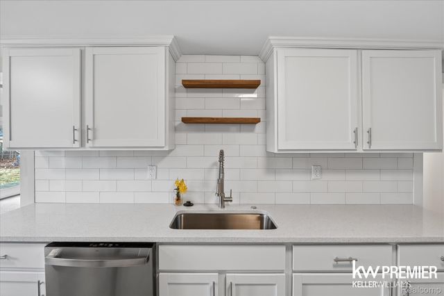 5658 Crescent Road, Waterford Charter Township, MI 48327