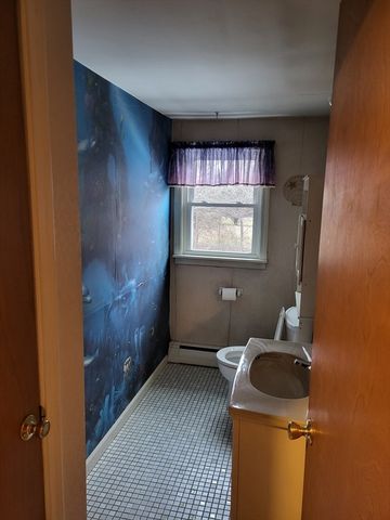 4 Narrows Rd, Freetown, MA 02702