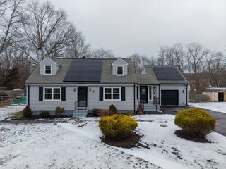 4 Narrows Rd, Freetown, MA 02702