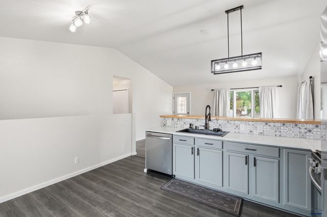 1220 RANGE VIEW CIR, Rapid City, SD 57701