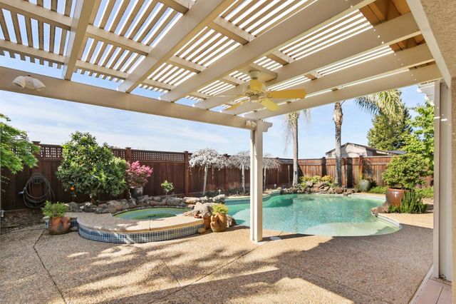 702 Shakeley Ln, Ione, CA 95640